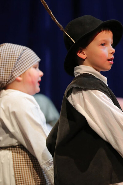 enfants sur une scène de théâtre