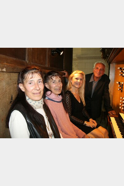 Quatre artistes qui chantent et dansent l'exil