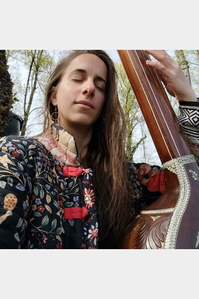 Leila Taïga et sa tampura