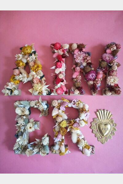 Lettre ornée de fleurs séchées, 
