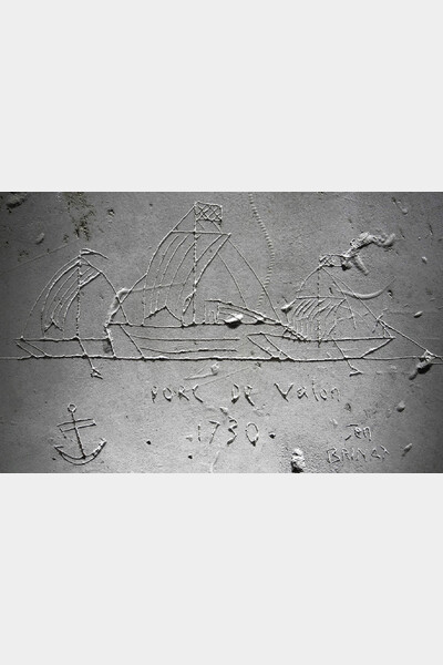 Graffitis de la grange de Vallon-en-Sully (Allier) Photographie