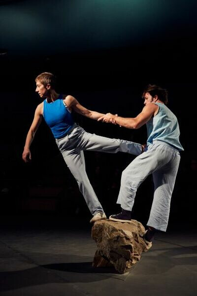 Dans l'espace, Cie Un loup pour l'Homme 