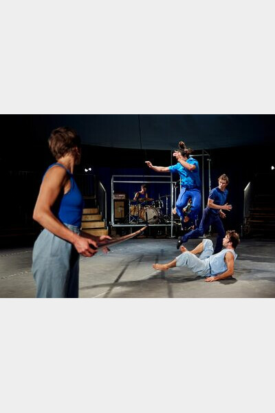 Dans l'espace, Cie Un loup pour l'Homme 