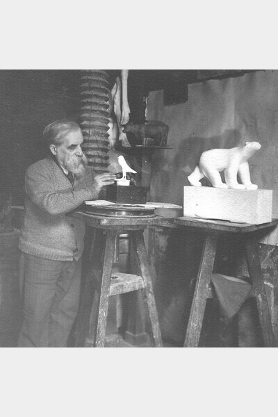 François Pompon sculptant un pigeon