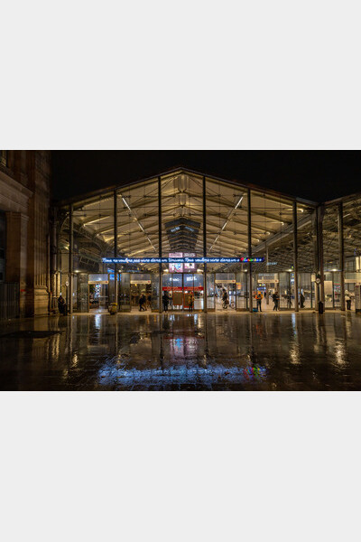 Warren Neidich, Nous ne voulons pas vivre dans un Univers, Nous voulons vivre dans un·e Plurivers·e !, Gare du Nord, Paris, 2026. Vue de jour.