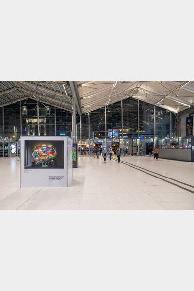 Warren Neidich, Nous ne voulons pas vivre dans un Univers, Nous voulons vivre dans un·e Plurivers·e !, Gare du Nord, Paris, 2026. Vue intérieure.