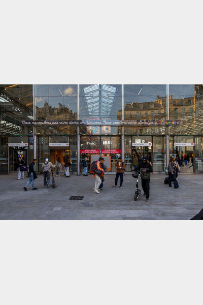 Warren Neidich, Nous ne voulons pas vivre dans un Univers, Nous voulons vivre dans un·e Plurivers·e !, Gare du Nord, Paris, 2026. Vue de nuit.
