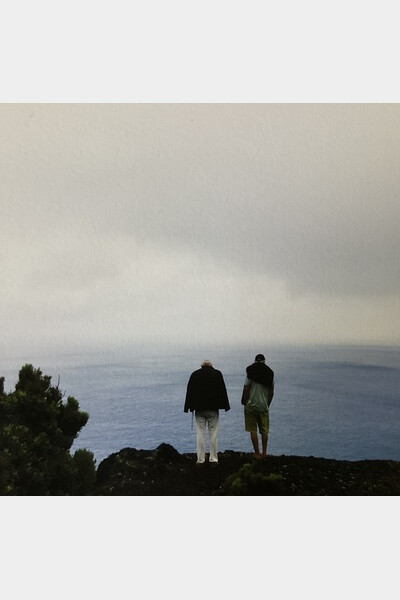 Hommes devant la mer