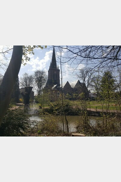 Photo prise depuis le jardin public d'Hazebrouck, église St-Eloi