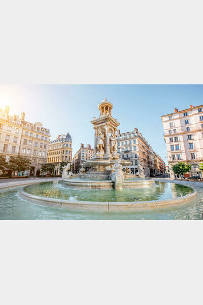 Fontaine au centre de la place des Célestins 