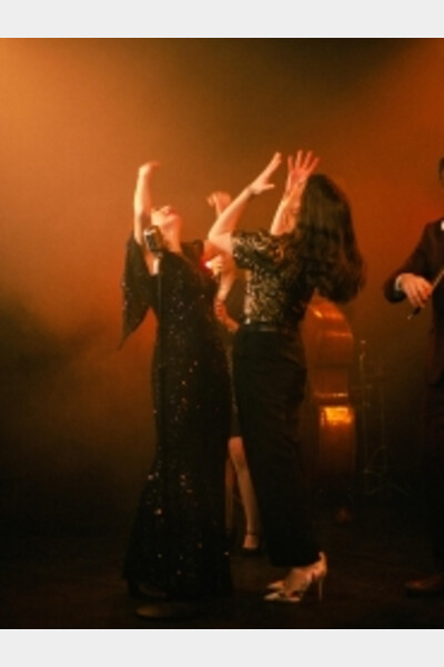 Les Marx Sisters sur scène. 